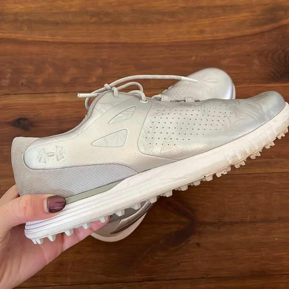 Women's size 8 under Armour charged breathe golf shoe